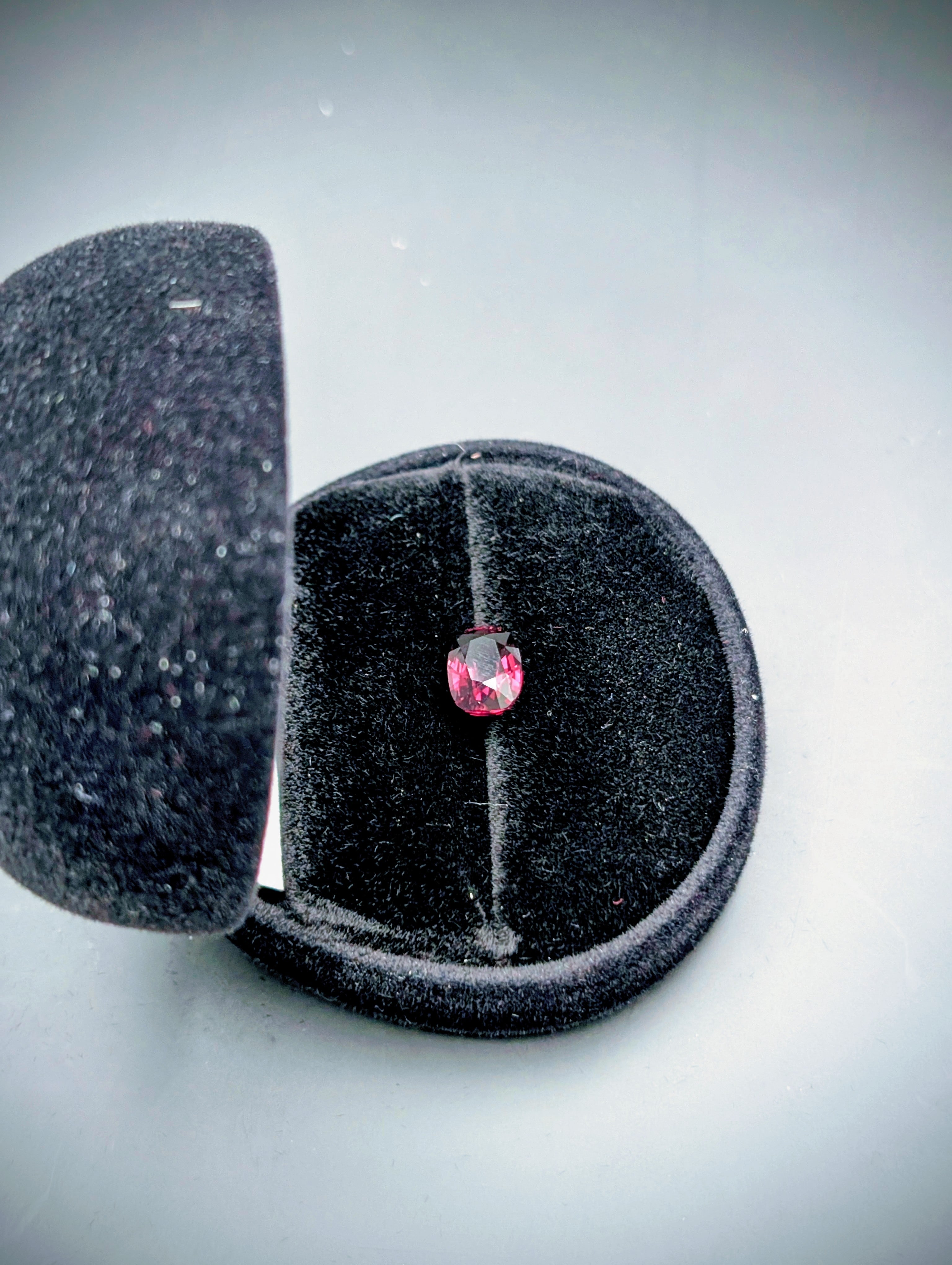 Spinelle Deep Purplish Pink 2.52 ct – Cushion – Certifié ALGT 04382961 – Naturel