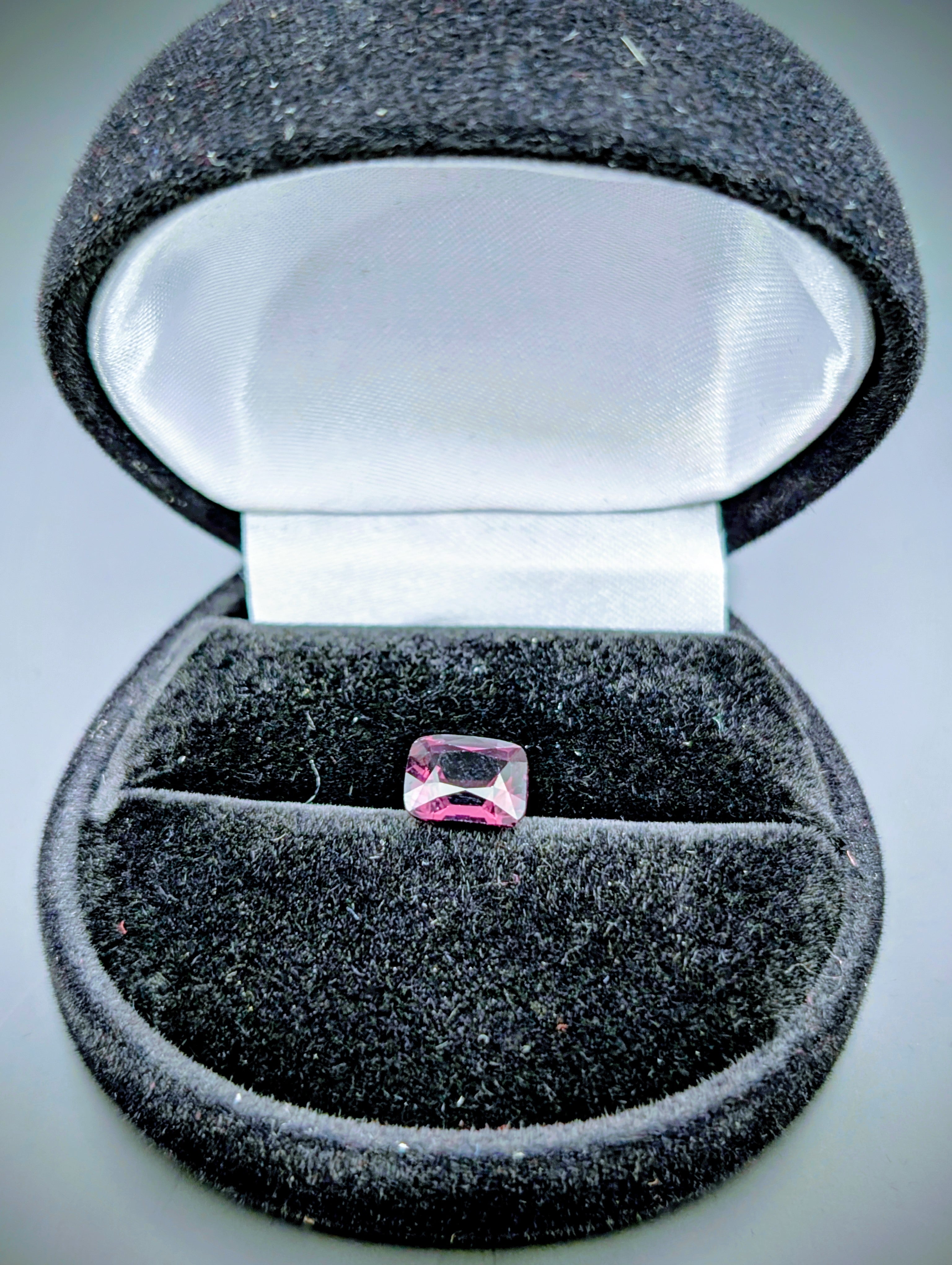 Spinelle Vivid Deep Purplish Pink 2.24 ct – Cushion – ALGT 53584324 – Fine Quality