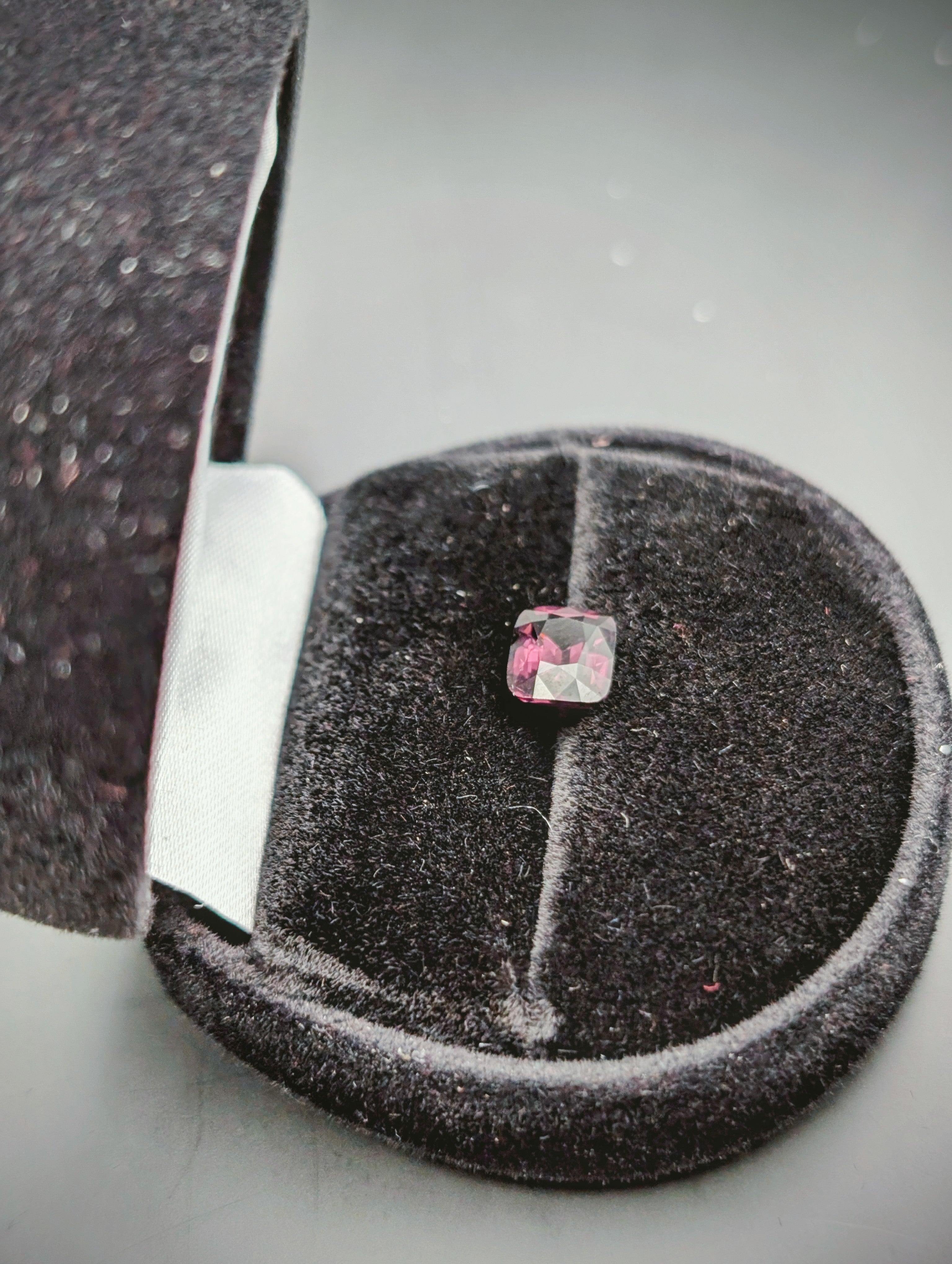 Spinelle Vivid Deep Purplish Pink 2.24 ct – Cushion – ALGT 53584324 – Fine Quality