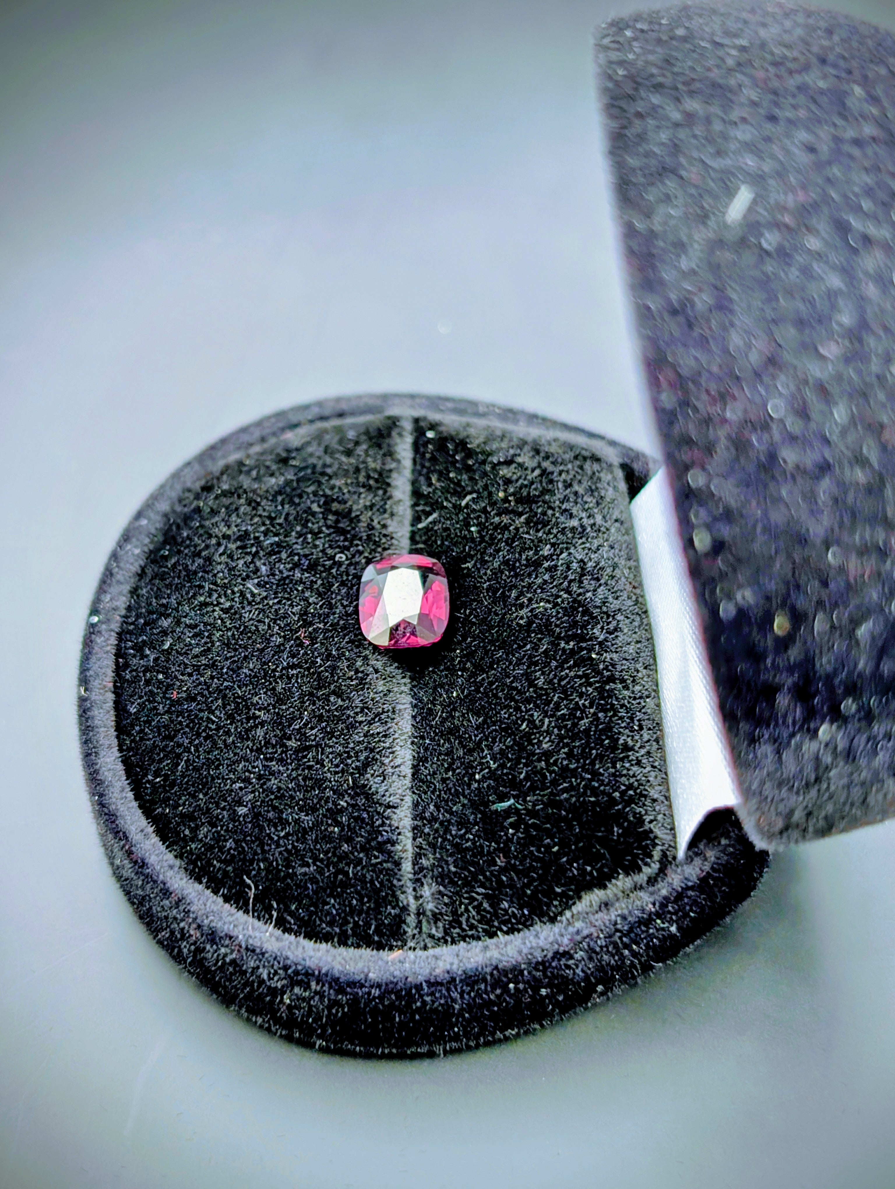 Spinelle Deep Dark Purple Pinkish 2.17 ct – Cushion – ALGT 86435747 Certifié