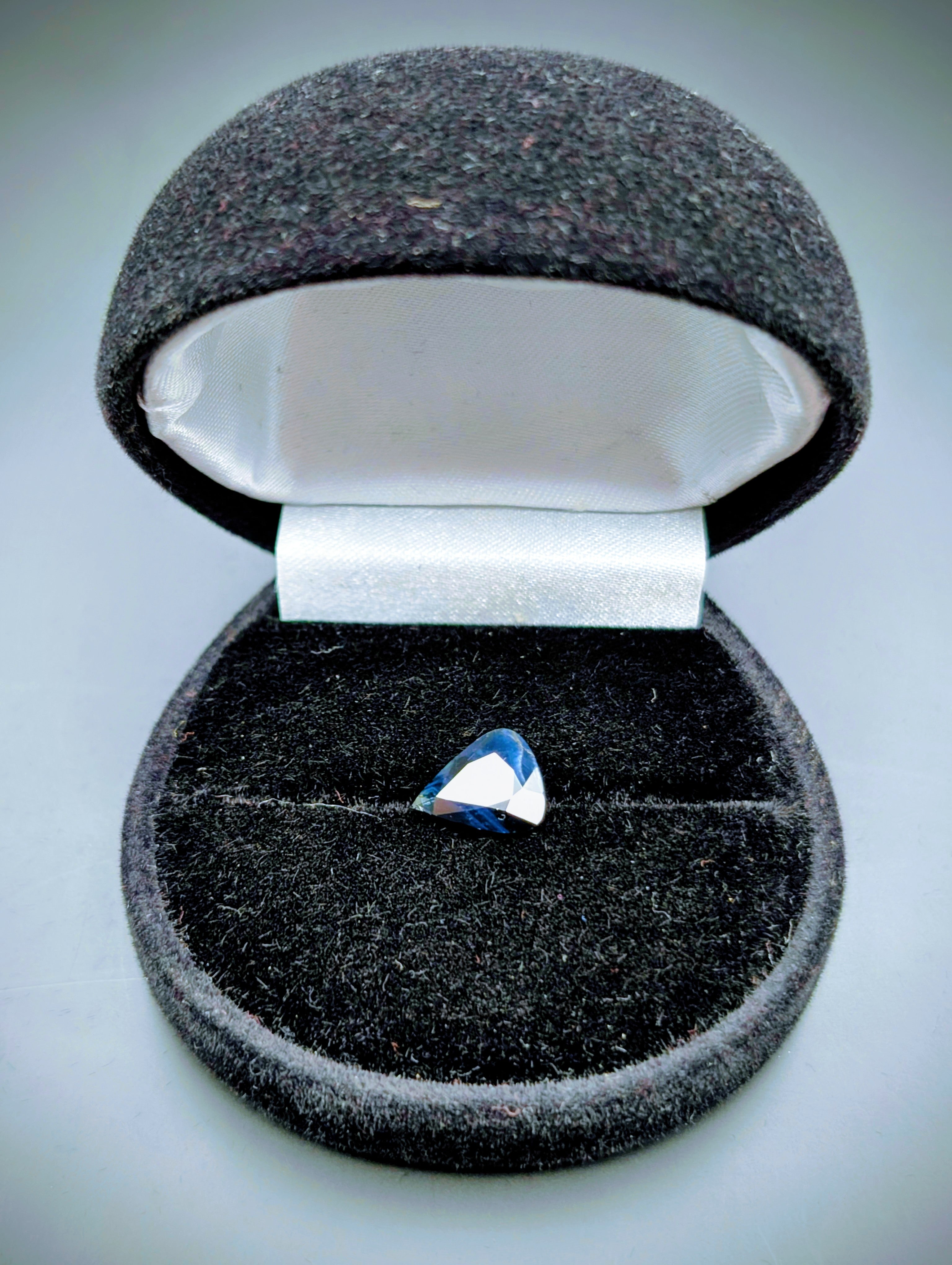 Saphir Deep Blue Poire 2,62 ct – Basaltic #1830013431 AN