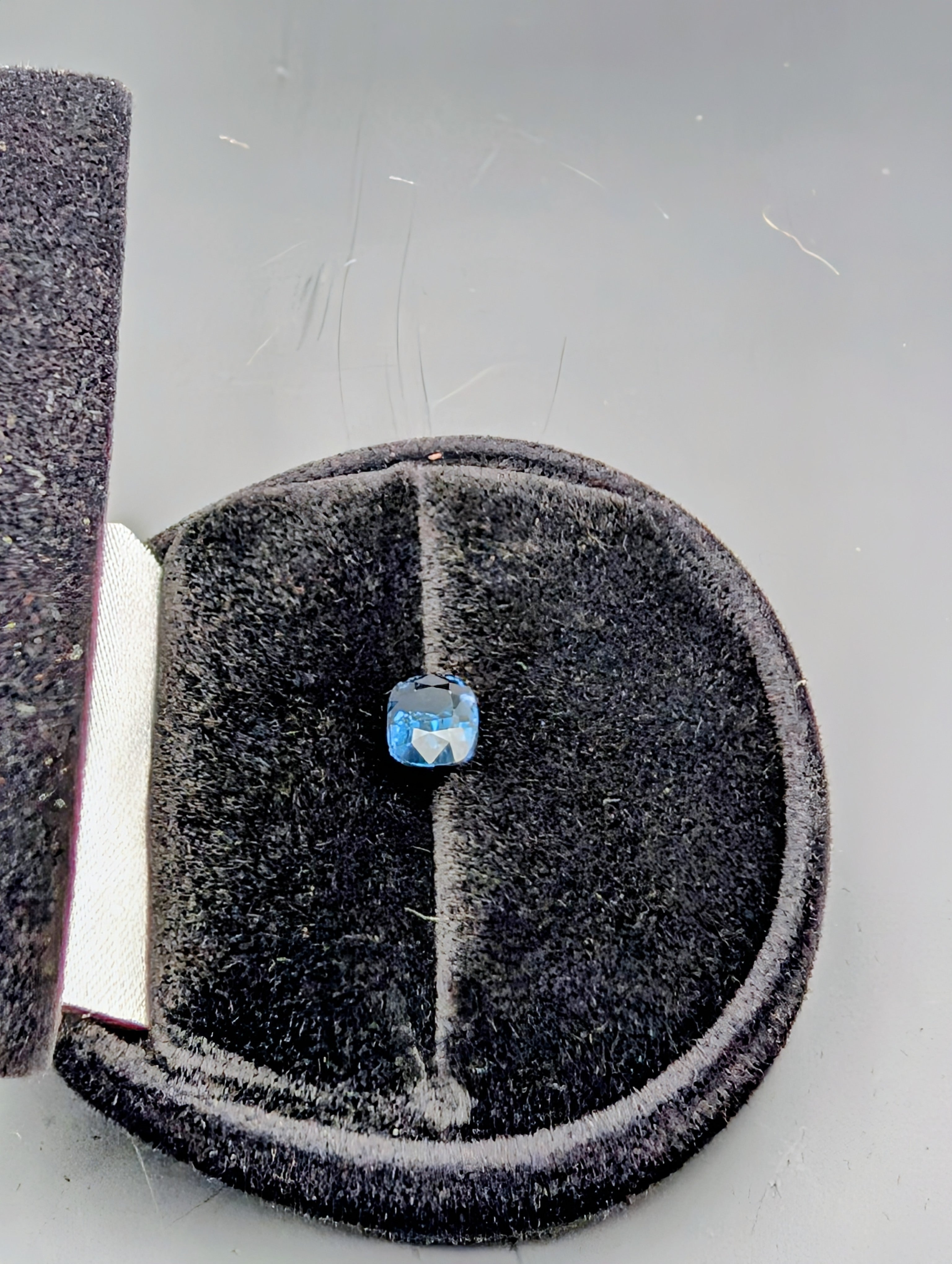 Spinelle à changement de couleur 1.55 ct – Cushion – Bleu profond / Violet rosé intense – Certifié ALGT