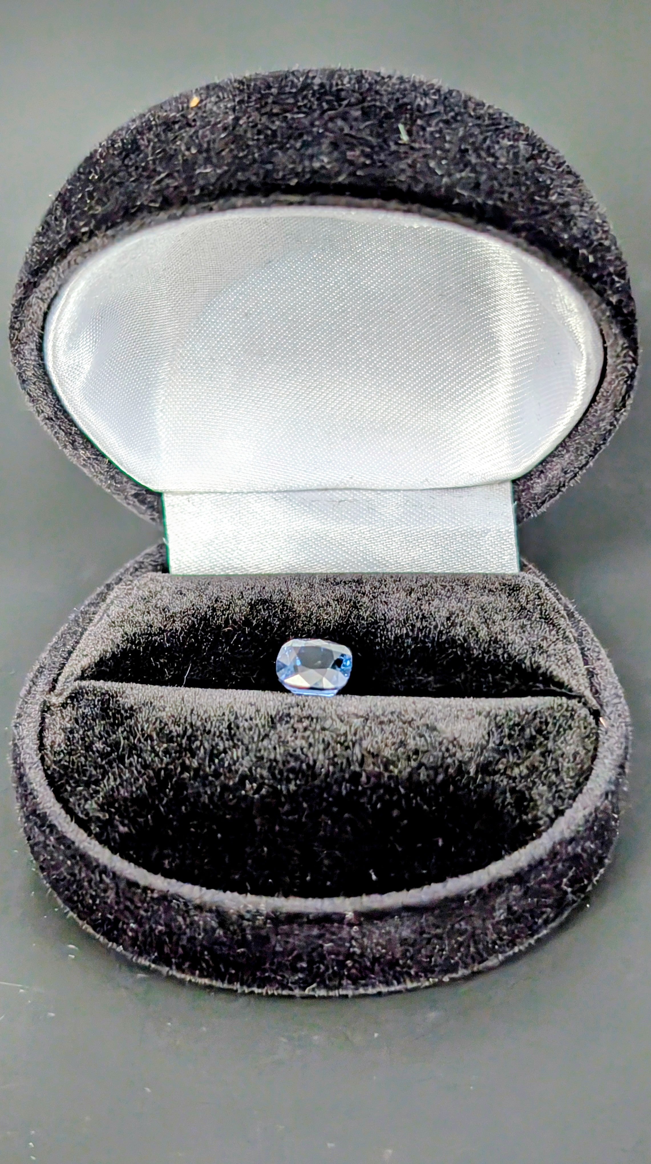 Spinelle à changement de couleur 1.55 ct – Cushion – Bleu profond / Violet rosé intense – Certifié ALGT