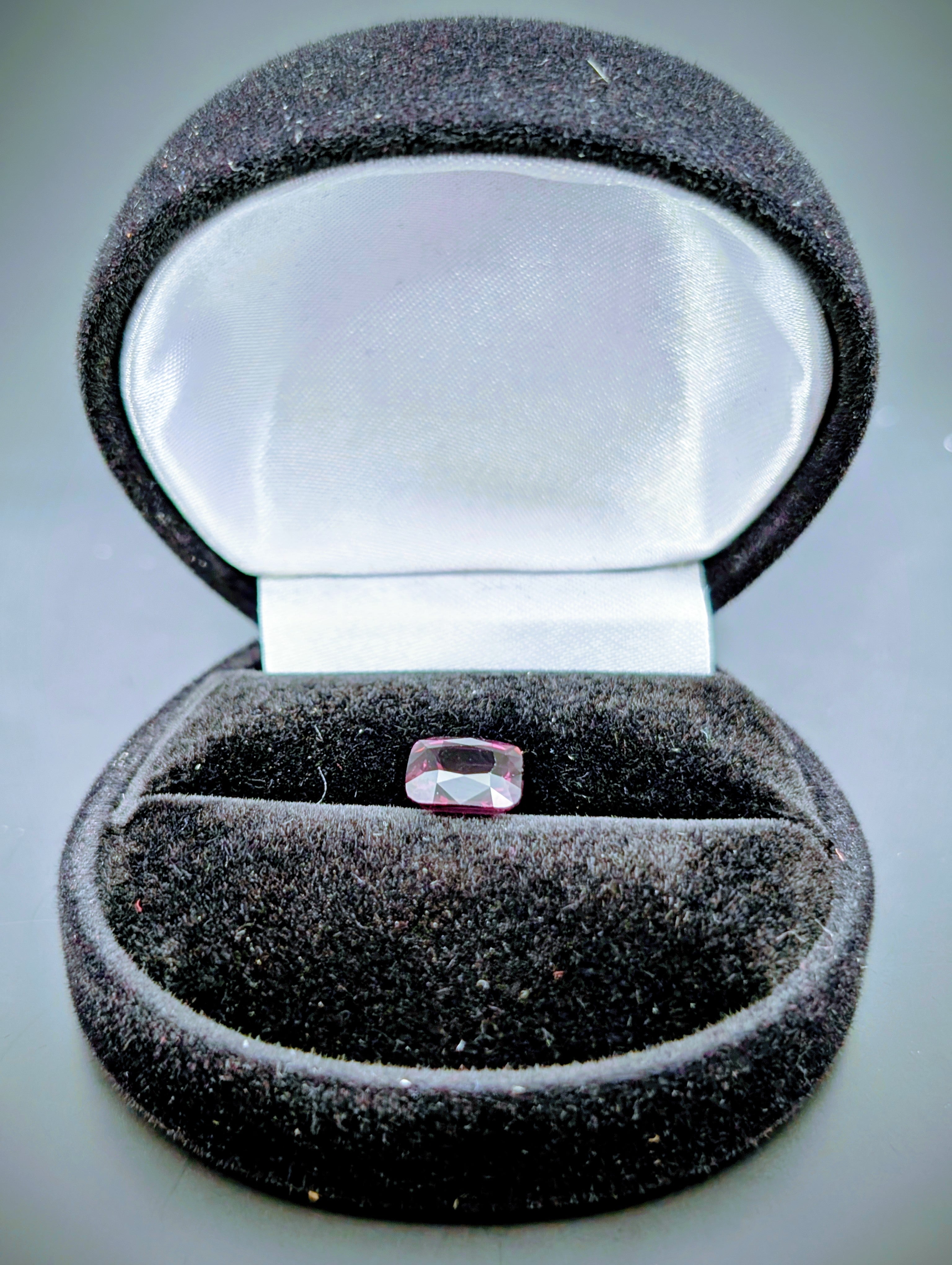 Spinelle Vivid Deep Purplish Pink 2.24 ct – Cushion – ALGT 53584324 – Fine Quality