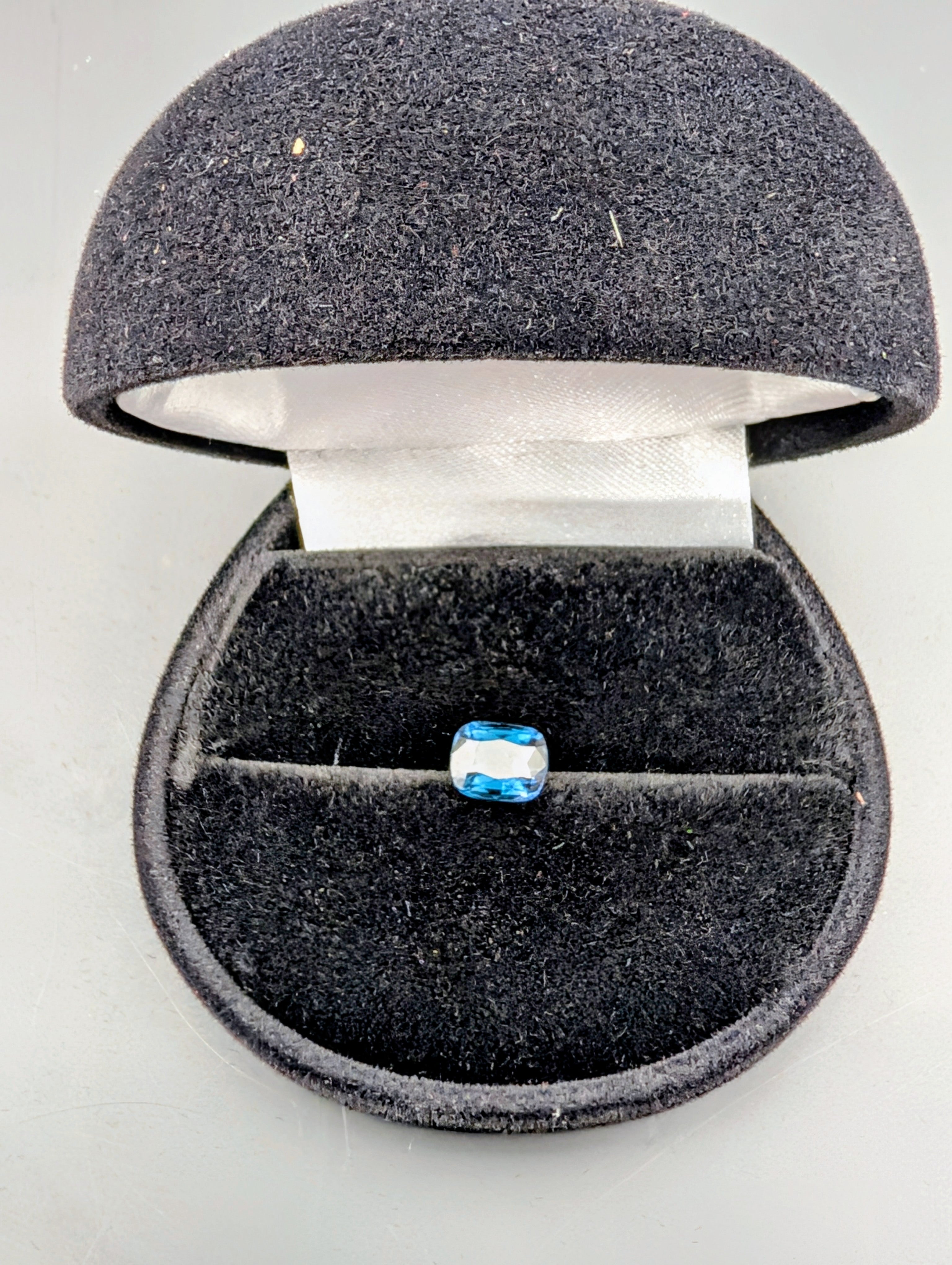 Spinelle à changement de couleur 1.55 ct – Cushion – Bleu profond / Violet rosé intense – Certifié ALGT