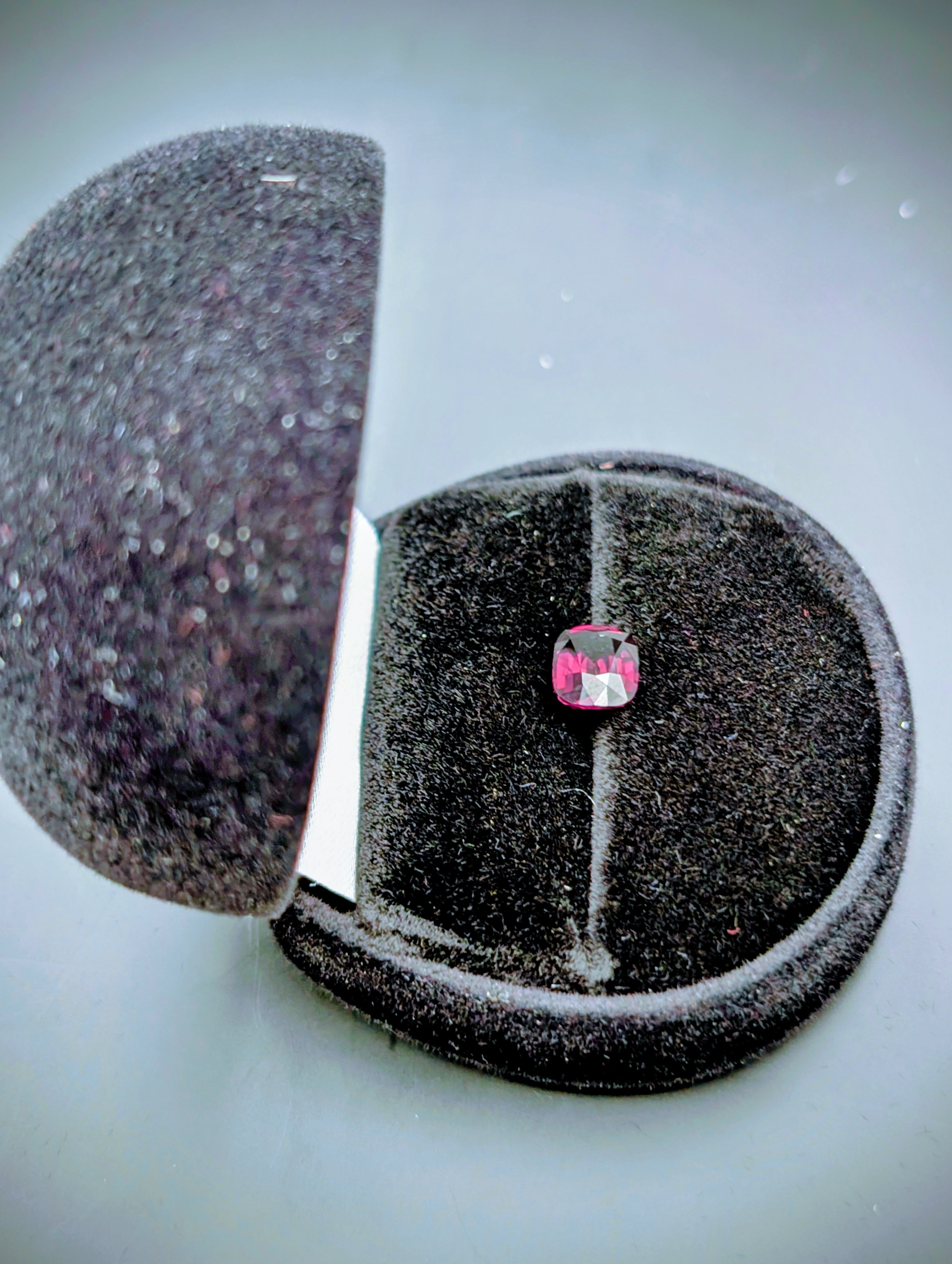 Spinelle Deep Dark Purple Pinkish 2.17 ct – Cushion – ALGT 86435747 Certifié