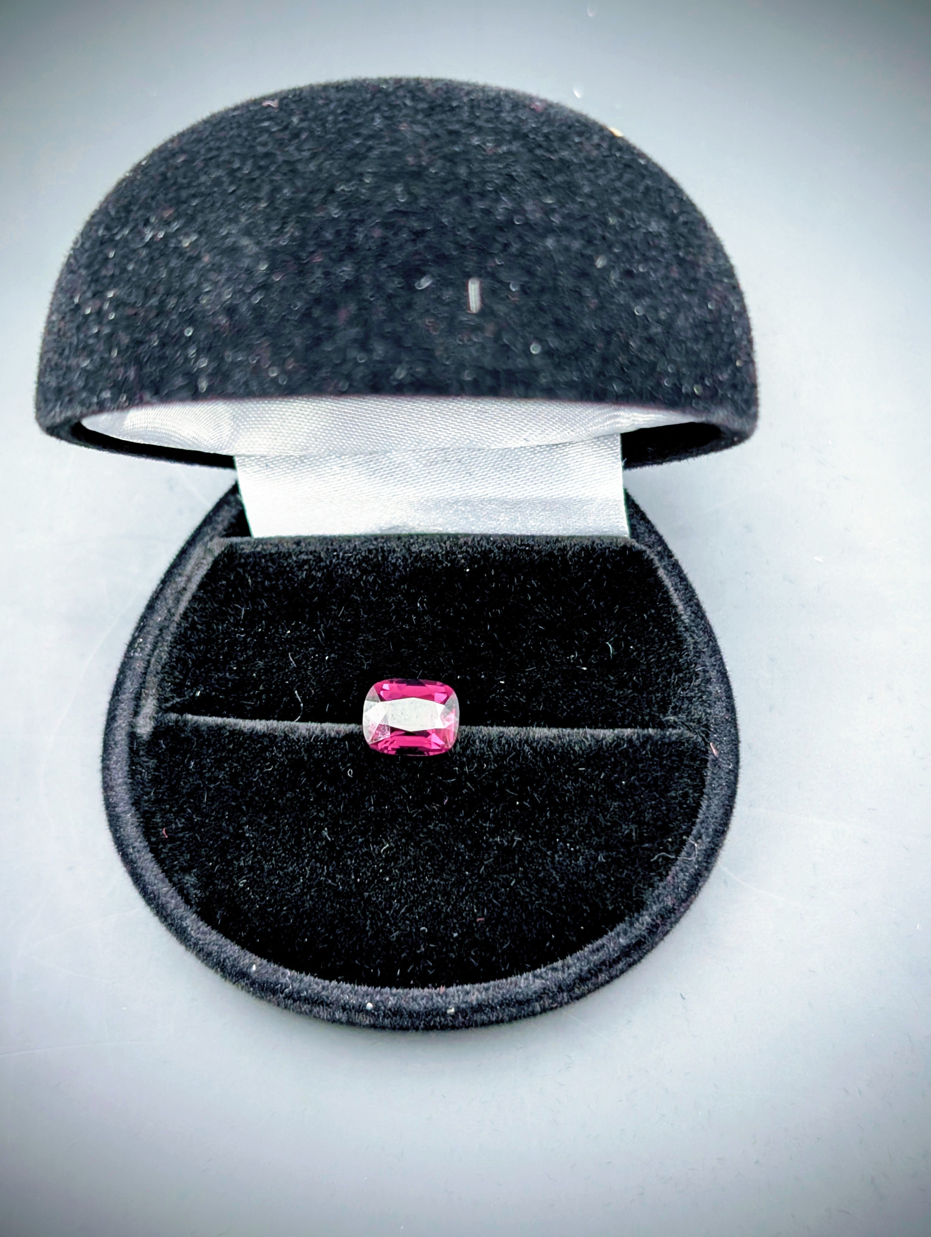 Spinelle Deep Dark Purple Pinkish 2.17 ct – Cushion – ALGT 86435747 Certifié