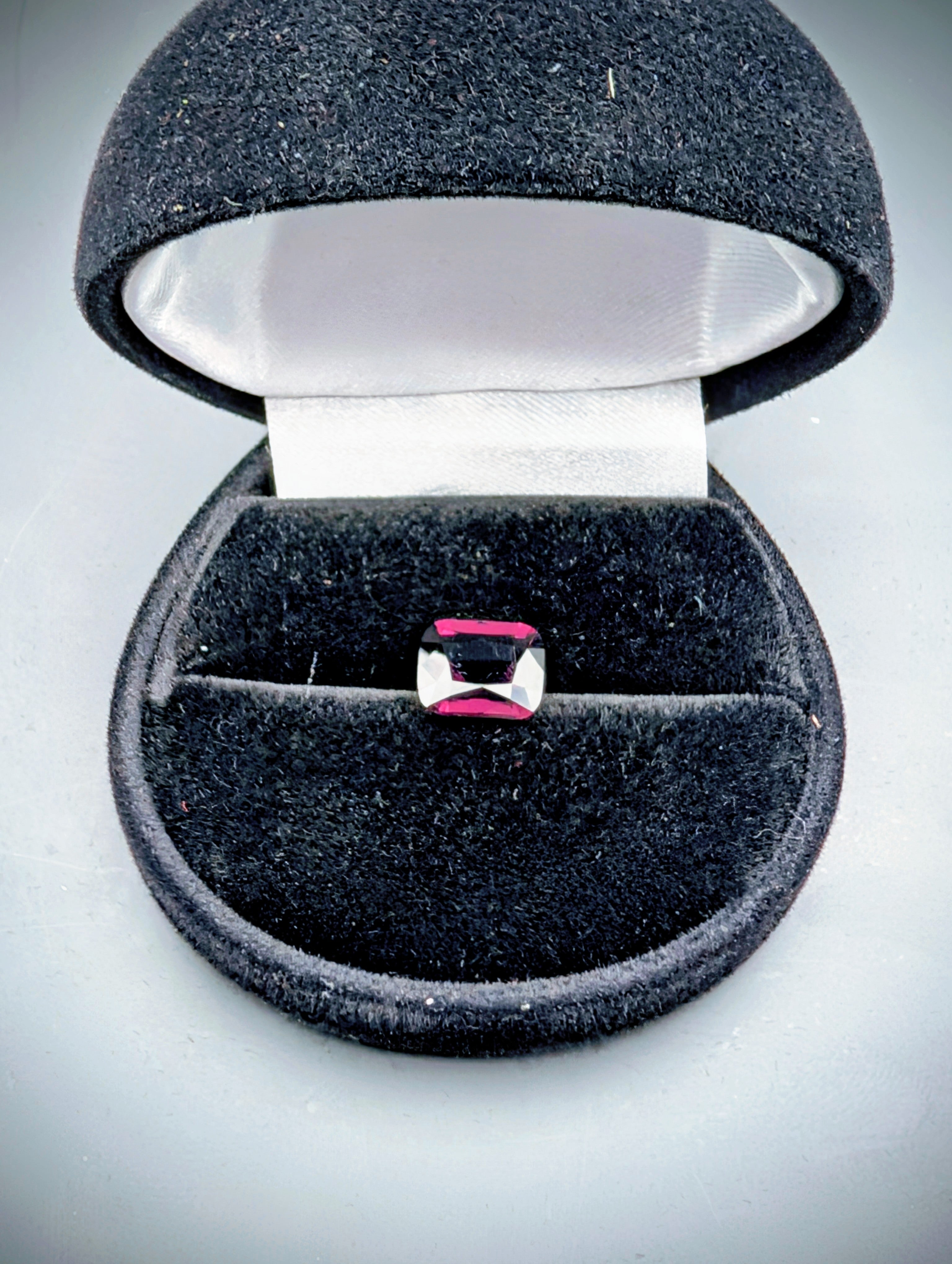 Spinelle Deep Pinkish Purple Couleur Stable 2.94 ct – Cushion XL – Certifié ALGT 77475036