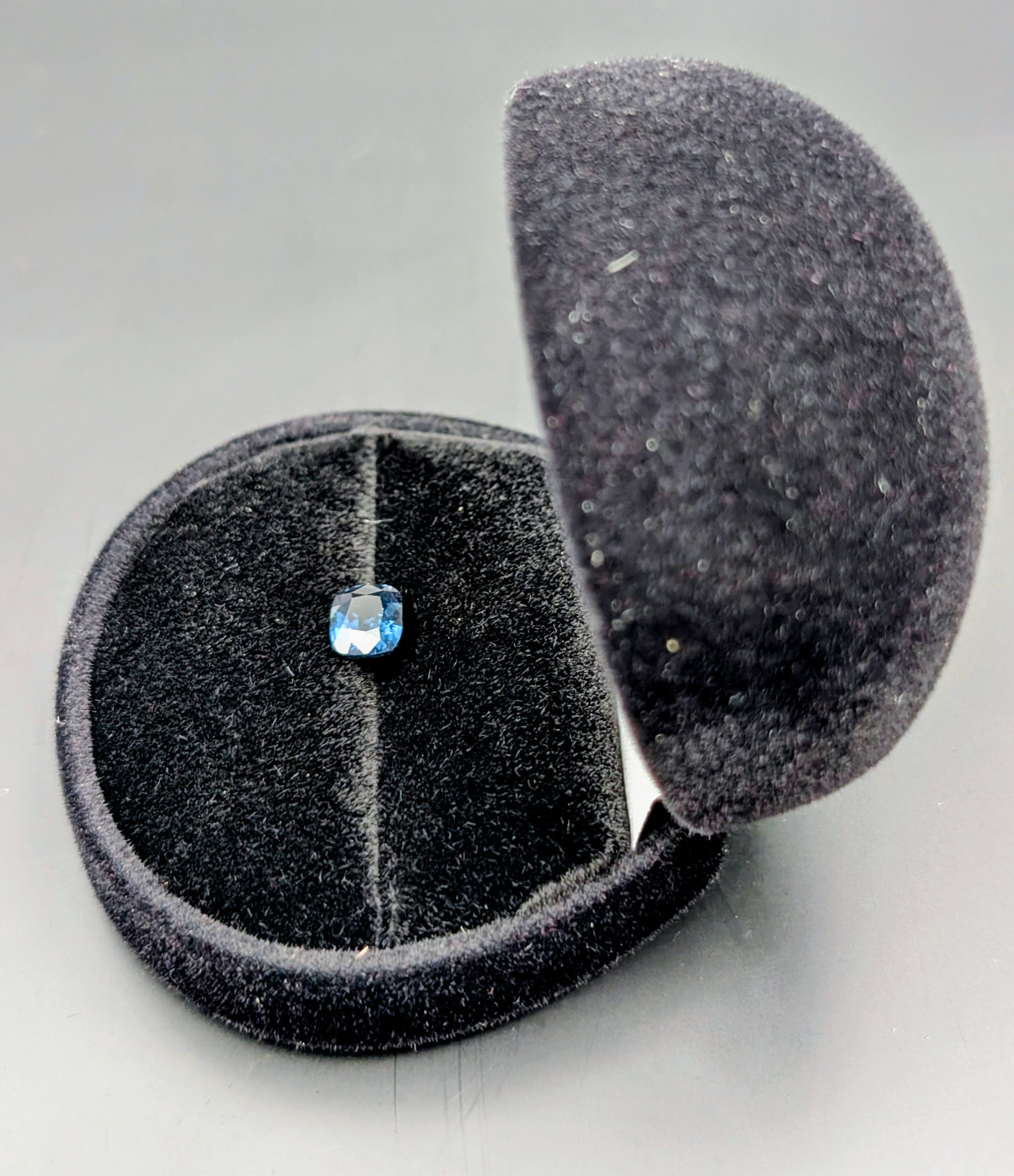 Spinelle à changement de couleur 1.55 ct – Cushion – Bleu profond / Violet rosé intense – Certifié ALGT