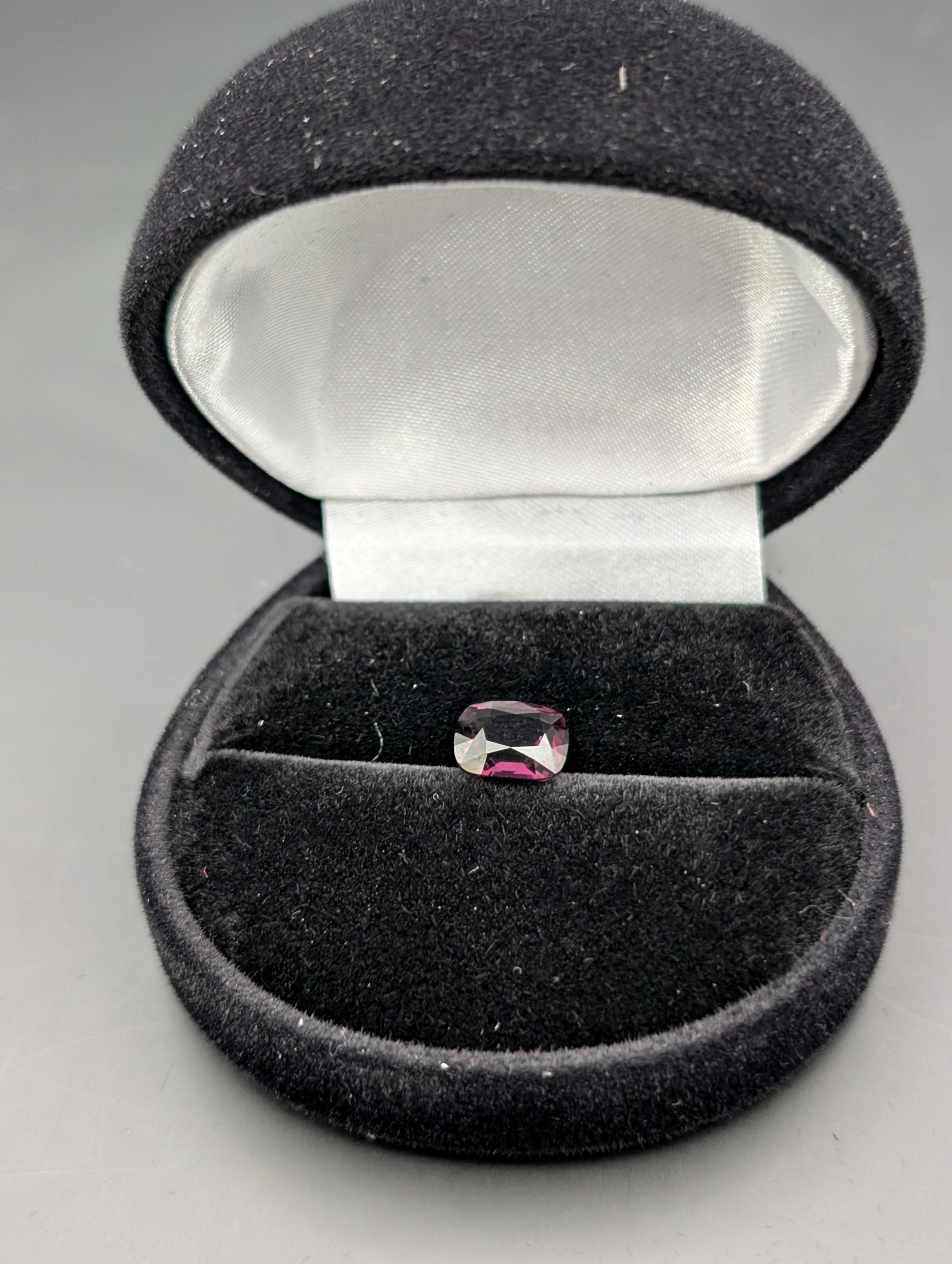 Spinelle Deep Dark Purple Pinkish 2.17 ct – Cushion – ALGT 86435747 Certifié