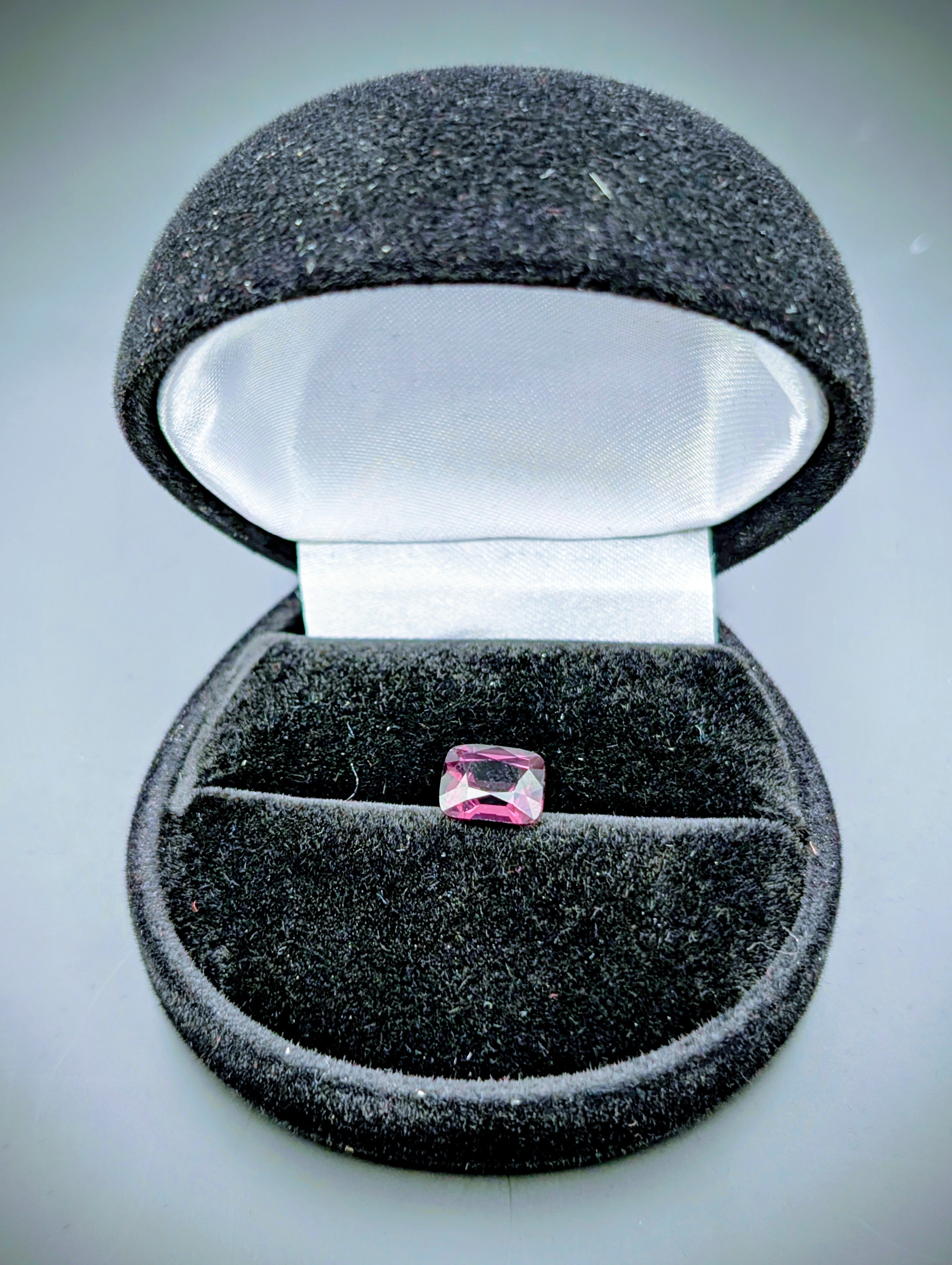Spinelle Vivid Deep Purplish Pink 2.24 ct – Cushion – ALGT 53584324 – Fine Quality